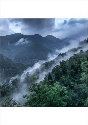 Fotokarte Nebelschwaden und dramatischer Wolkenhimmel im Centovalli bei Intragna (Tessin) nach Sommergewitter