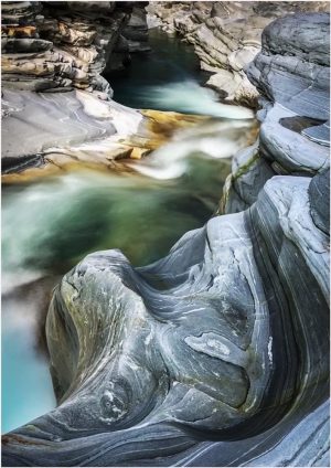 Fotokarte Flussbett der Isorno im Onsernonetal (Tessin), ausgewaschene Felsen und Wasserlauf mit Langzeitbelichtung