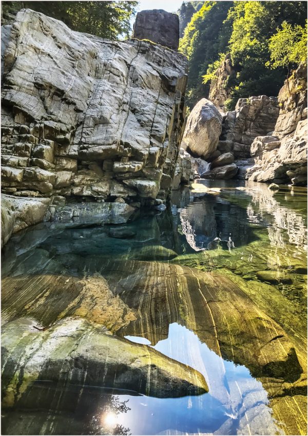 Fotokarte steiniges Flussbett der Isorno im Onsernonetal (Tessin), Flusslandschaft
