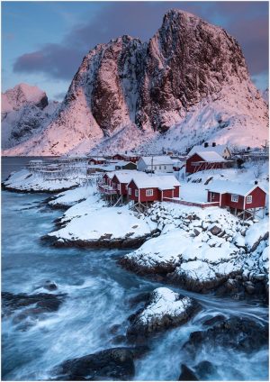 Fotokarte Morgenstimmung Küstenlandschaft Dorf Hamnoy mit roten Fischerhäusern (Rorbuer) auf den Lofoten (Norwegen)