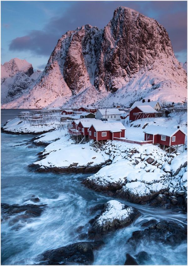 Fotokarte Morgenstimmung Küstenlandschaft Dorf Hamnoy mit roten Fischerhäusern (Rorbuer) auf den Lofoten (Norwegen)