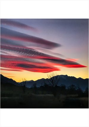 Fotokarte Föhnstimmung über Magadinoebene (Schweiz), Abendstimmung mit dramatischen roten Wolken
