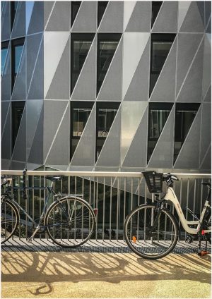 Fotokarte von Fahrrädern vor Neubau an der Rue Colombier in Rennes, Bretagne (Frankreich)