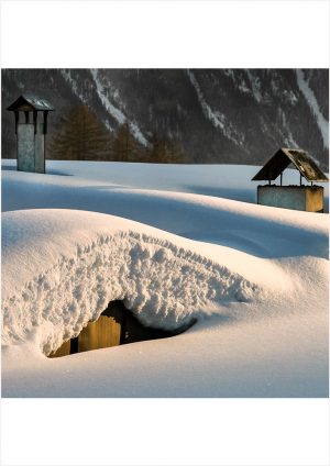 Fotokarte schneebedecktes Hausdach im Winter im Abendlicht in Ftan (Schweiz)
