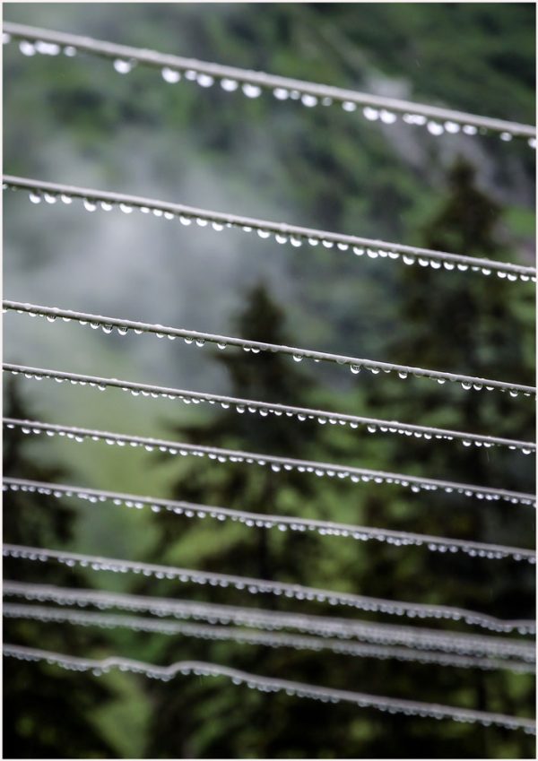 Fotokarte Regentropfen nach Sommerregen an Wäscheleine bei Bristen im Maderanertal (Schweiz)