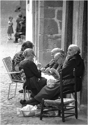 Fotokarte Gruppe von älteren Frauen in Dorfgasse nähe Salamanca (Spanien), Schwarzweiss-Fotografie von 1980