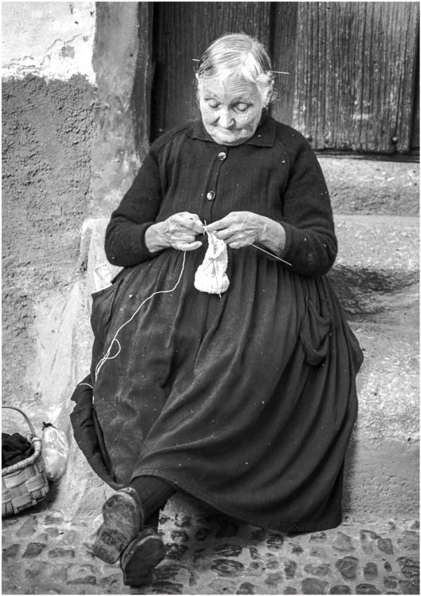 Fotokarte Porträt stickende ältere Frau in Dorf bei Salamanca (Spanien), Schwarzweiss-Fotografie von 1980
