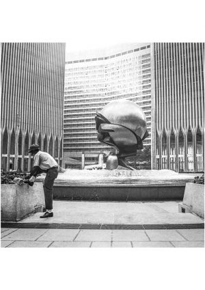Fotokarte Mann neben Grosser Kugelkaryatide bei den WTC-Zwillingstürmen in New York (USA), Schwarzweiss-Fotografie von 1981