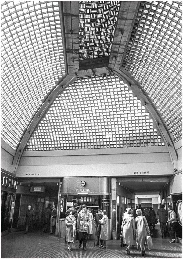 Fotokarte Passanten vor Kino-Eingang in Prag (Tschechoslowakei). Schwarzweiss-Fotografie von 1982