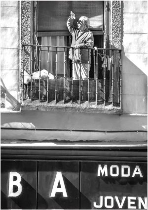 Fotokarte älterer Mann auf Balkon in Madrid (Spanien), blickt suchend ins Sonnenlicht, Schwarzweiss-Fotografie von 1989