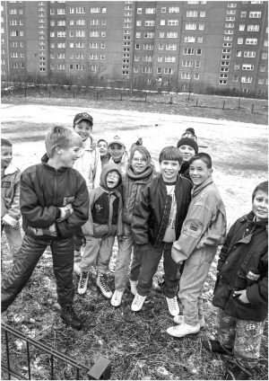 Fotokarte Gruppe von Jugendlichen Kids vor Plattenbau Berlin Marzahn-Mitte (Deutschland), Schwarzweiss-Fotografie von 1994