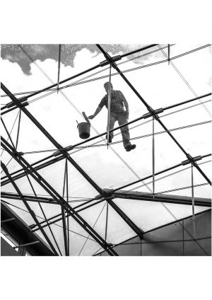 Fotokarte Glasdach Reinigung. Mann reinigt Glasdach in Wien (Österreich), Schwarzweiss-Fotografie von 2006