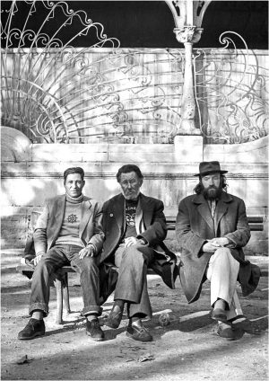 Fotokarte Gruppe von Clochards auf Parkbank in Bordeaux (Frankreich). Schwarzweiss-Fotografie von 1979